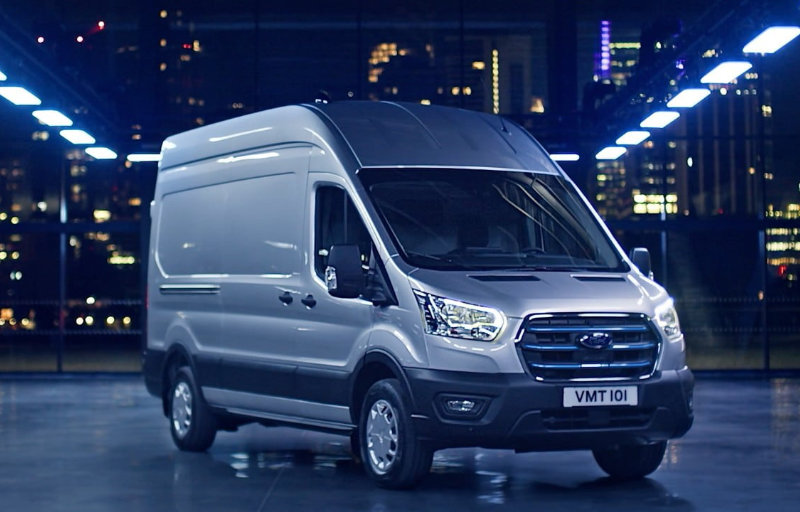 Ford E-Transit in Silber ¾-Frontansicht